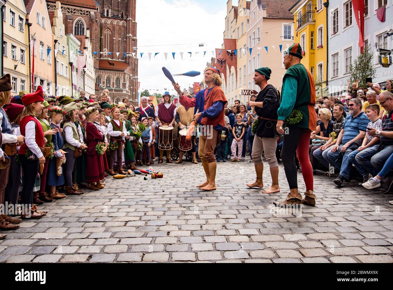 Landshut, Allemagne-avril 15,2017 : UN jongleur lance des épingles dans les airs pendant un spectacle au festival de mariage Landshut Banque D'Images