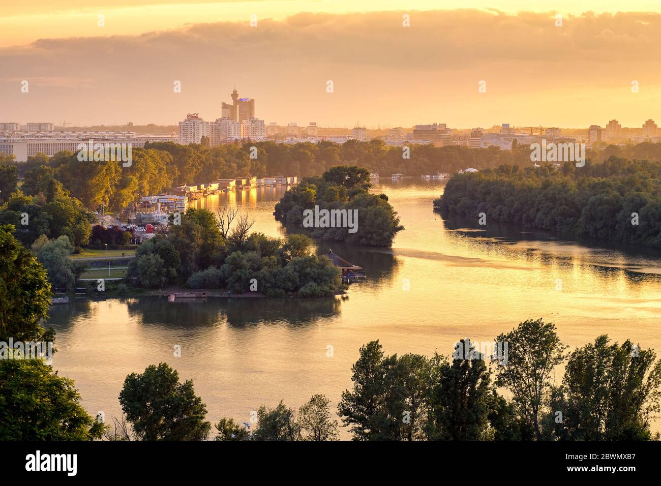 Belgrade / Serbie - 30 mai 2020 : Belgrade paysage urbain et confluence des fleuves Danube et Sava au coucher du soleil de l'heure d'or, vue depuis la forteresse de Belgrade Kalem Banque D'Images
