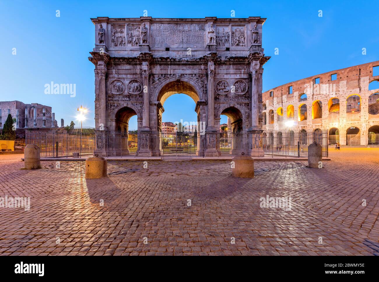 Arc de Constantine - vue de Dusk sur le côté sud de l'Arc de Constantine, debout entre le Colisée, à droite, et le Forum romain, à gauche. Rome, Italie. Banque D'Images