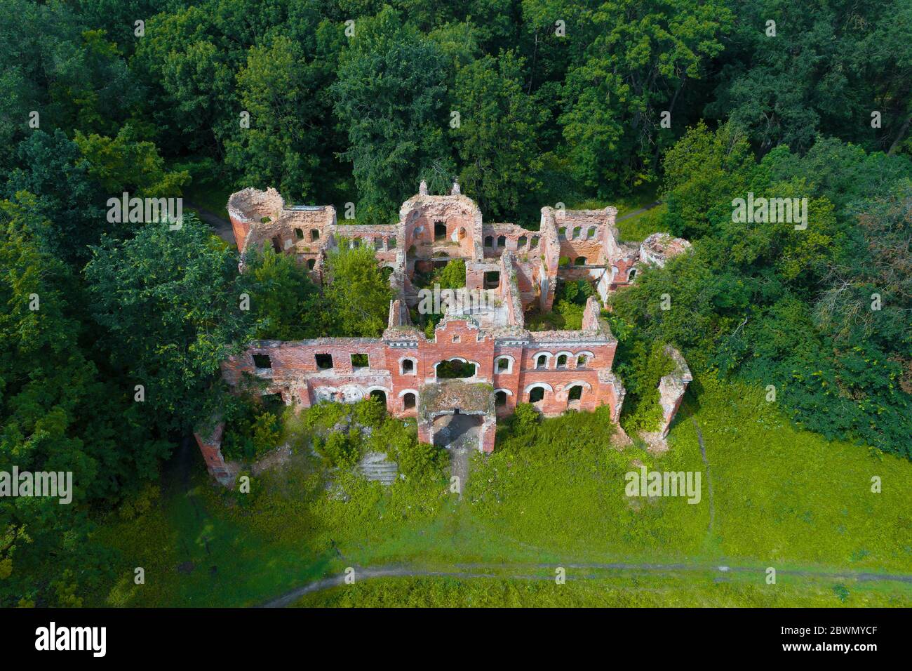 Ruines d'une vieille maison parmi les arbres d'un vieux parc le jour de juillet ensoleillé (photo aérienne). Torosov. Leningrad, Russie Banque D'Images
