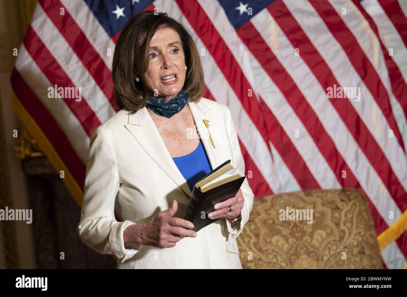 Washington, États-Unis. 02 juin 2020. La Présidente de la Chambre Nancy Pelosi, D-Californie, tient une Bible lorsqu'elle parle de la protestation de George Floyd, disant qu'elle souhaite que le Président Trump soit un 'guérisseur en chef et non un fanner des flammes,' au Capitole de Washington, DC le mardi 2 juin 2020. Au cours des quatre dernières nuits, des manifestants sont descendus dans des villes du pays, se manifestant et protestant à la suite du meurtre de George Floyd, au Minnesota, la semaine dernière. Photo de Kevin Dietsch/UPI crédit: UPI/Alay Live News Banque D'Images