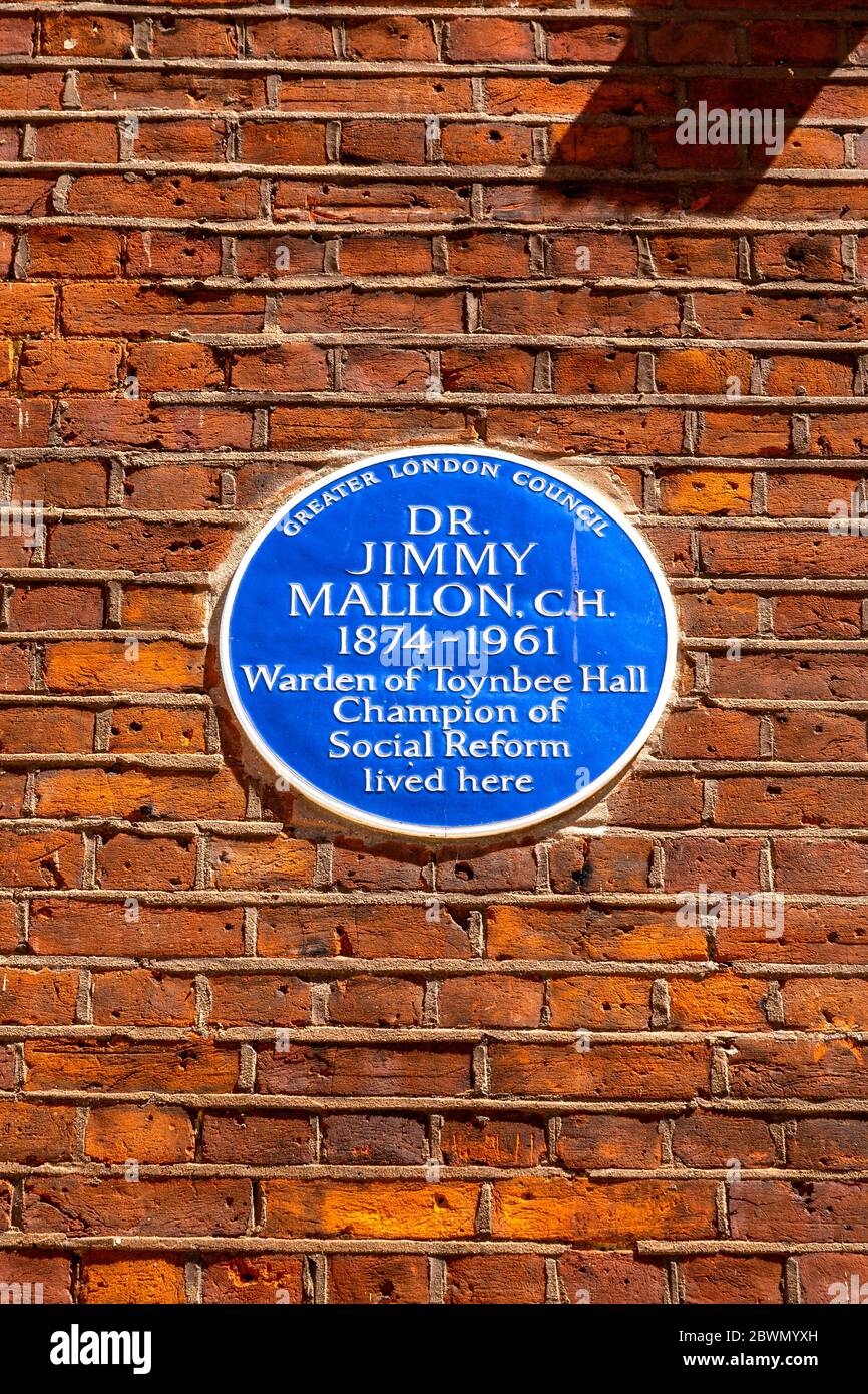 Plaque bleue pour le Dr Jimmy Mallon sur la façade de Toynbee Hall, Spitalfields, Londres, Royaume-Uni Banque D'Images