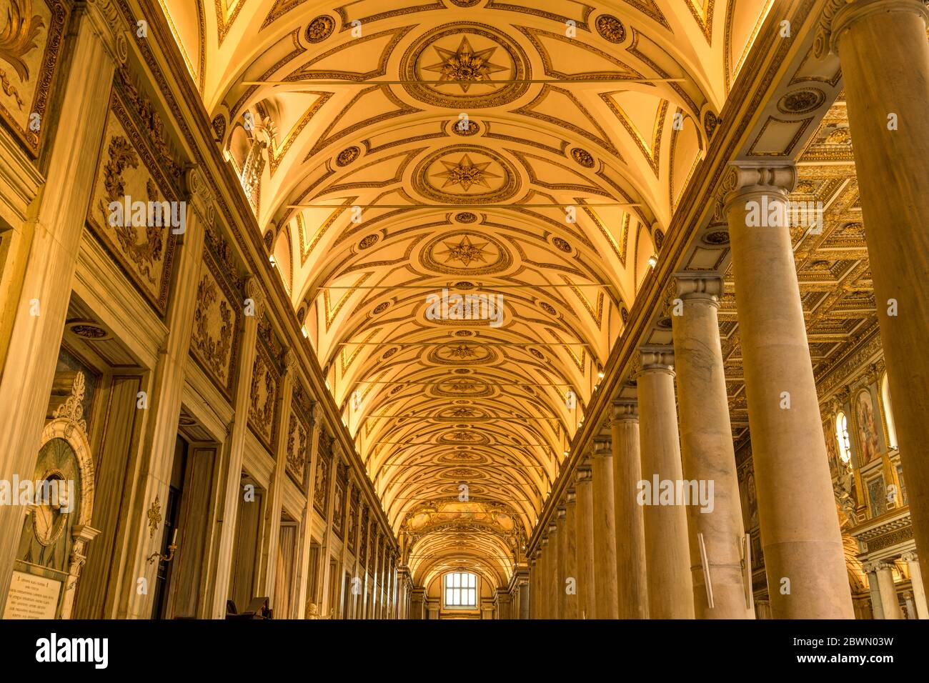 Plafond de l'allée - UNE vue grand angle du plafond de l'arche de l'allée gauche à côté de la nef dans la basilique de Santa Maria Maggior. Rome, Italie. Banque D'Images