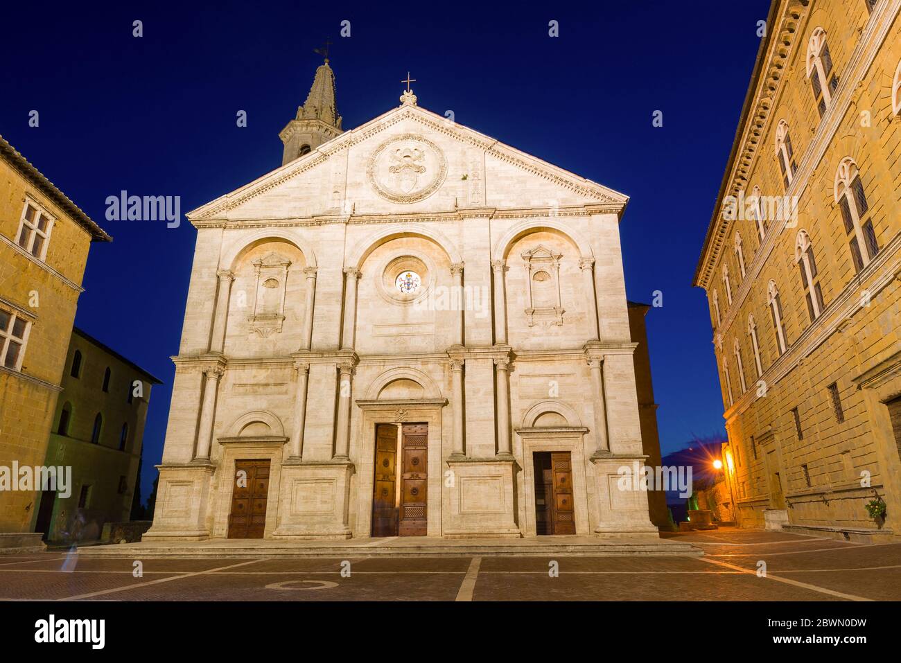 La cathédrale médiévale du Duomo di Pienza Santa Maria Assunta en fin de soirée. Pienza, Italie Banque D'Images