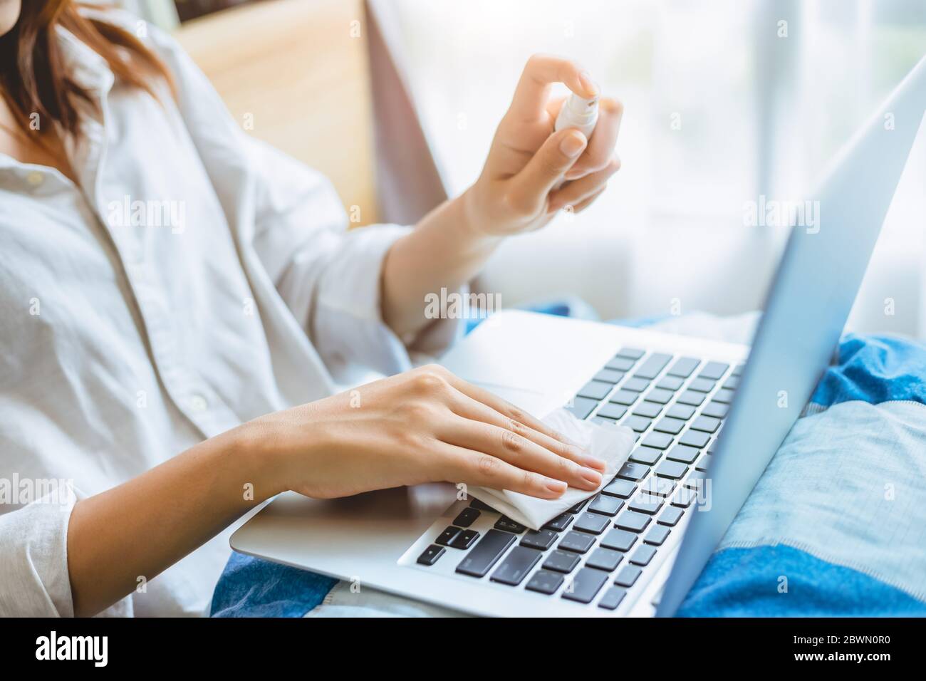 Personnes alcool spray clavier de nettoyage pour l'hygiène personnelle et la propreté protection contre les virus. Banque D'Images