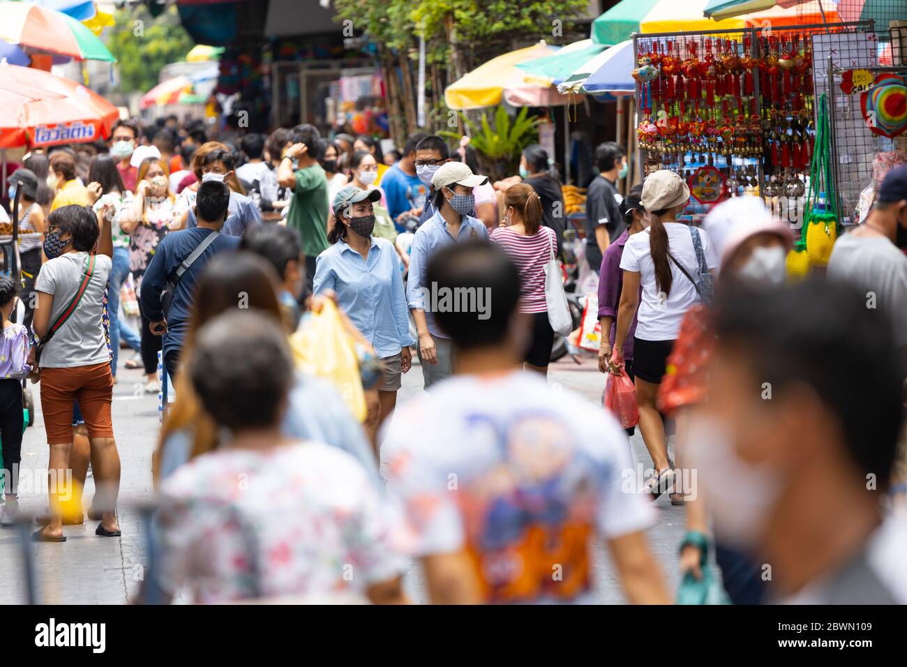 Foule de gens marchant se bousculer dans le marché de Sampeng Yaowarat sans prêter attention aux conseils sociaux de distanciation du gouvernement. 30 mai 2020, B Banque D'Images