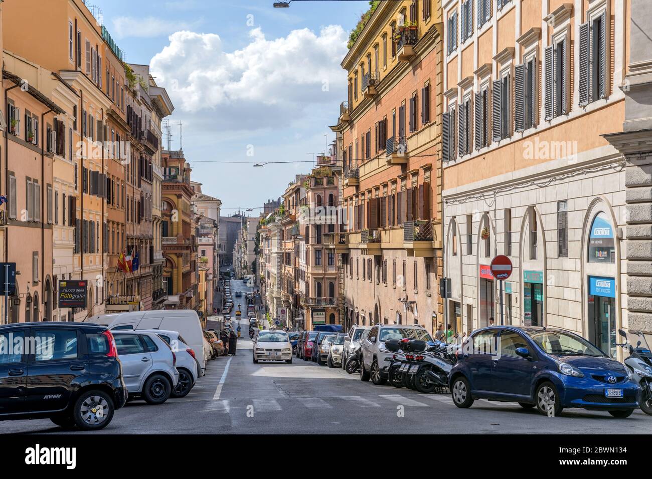 Rue de la ville - l'après-midi, vue sur une rue animée, raide et étroite, via di S. Maria Maggiore, près de la basilique de Santa Maria Maggiore, à Rome, en Italie. Banque D'Images