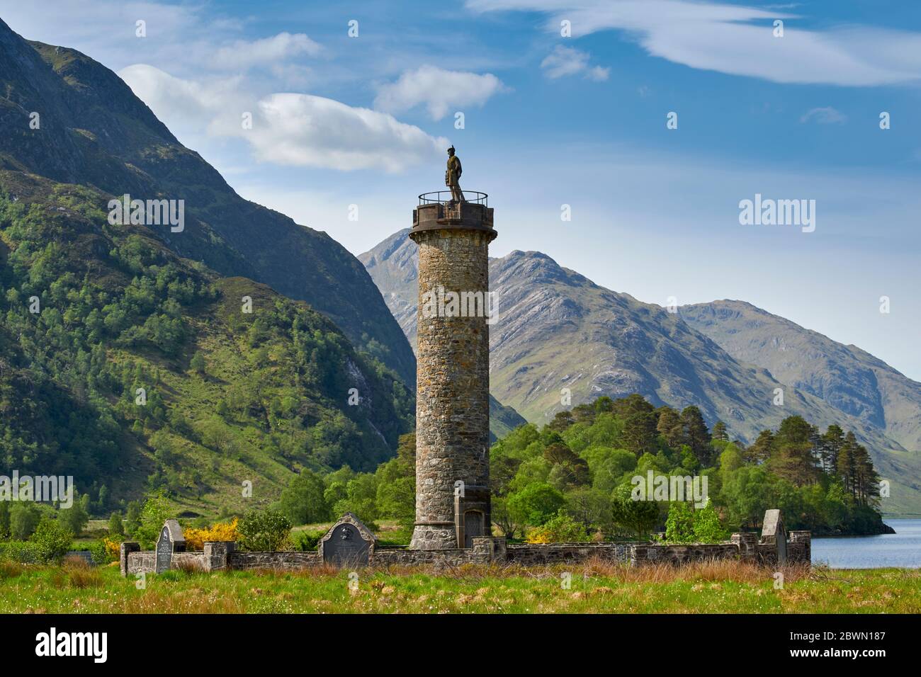 GLENFINNAN MONUMENT LOCHABER HIGHLANDS ECOSSE LA TOUR AVEC LONE HIGHLANDER Banque D'Images