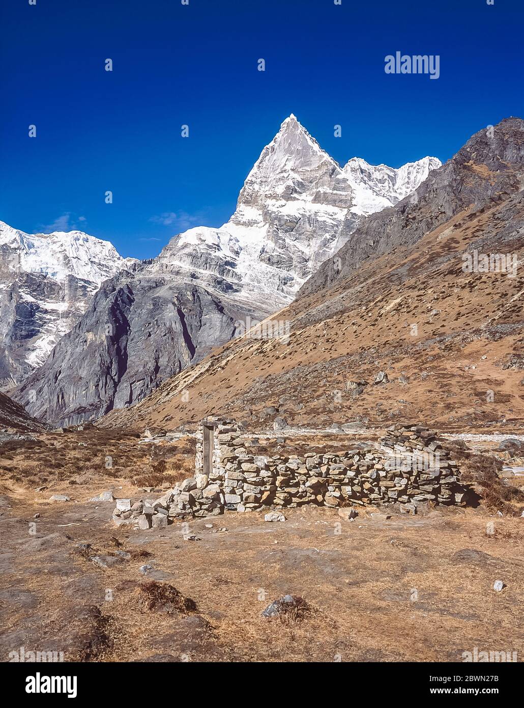 Népal. Sentier de randonnée au-dessus de la colonie de Tagnag avec le fabuleux sommet sans nom sur la rivière Dig gorge. Les paysages de montagne ne sont pas mieux que cela ! Banque D'Images