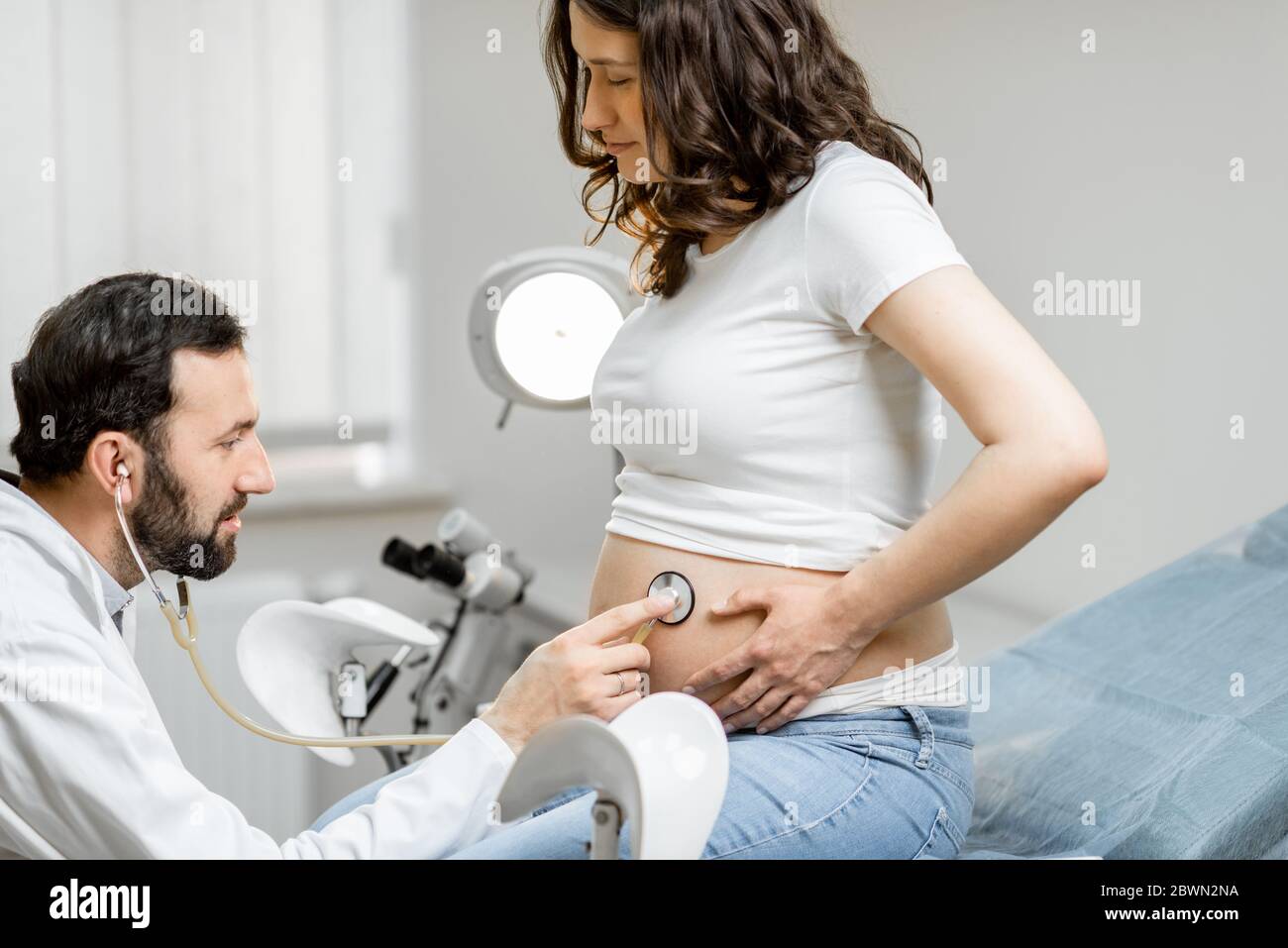 Docteur Avec Le Stéthoscope Et La Femme Enceinte Image stock - Image du  médical, prévoir: 80198999