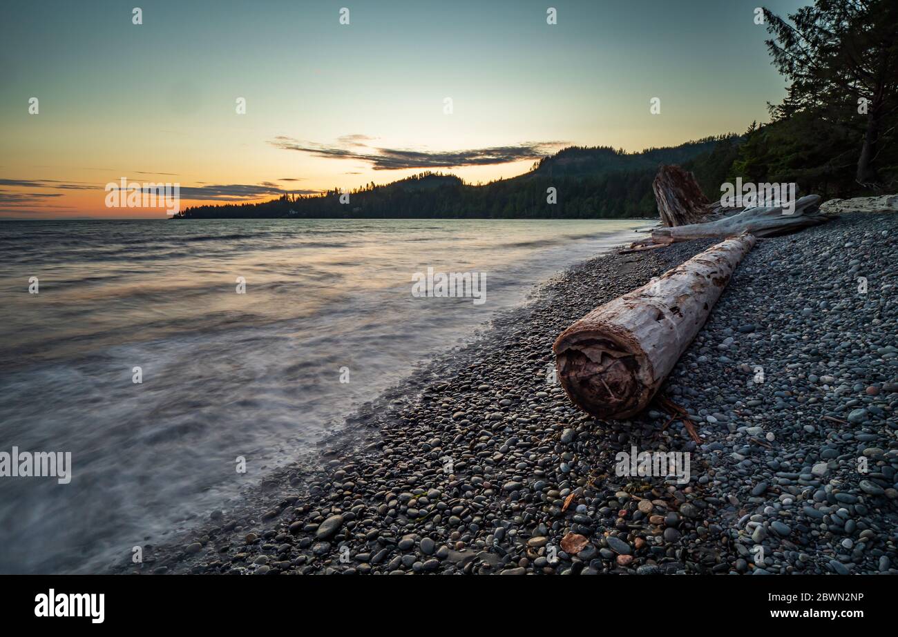 Marée haute sur la plage française, île de Vancouver, Colombie-Britannique, Canada Banque D'Images
