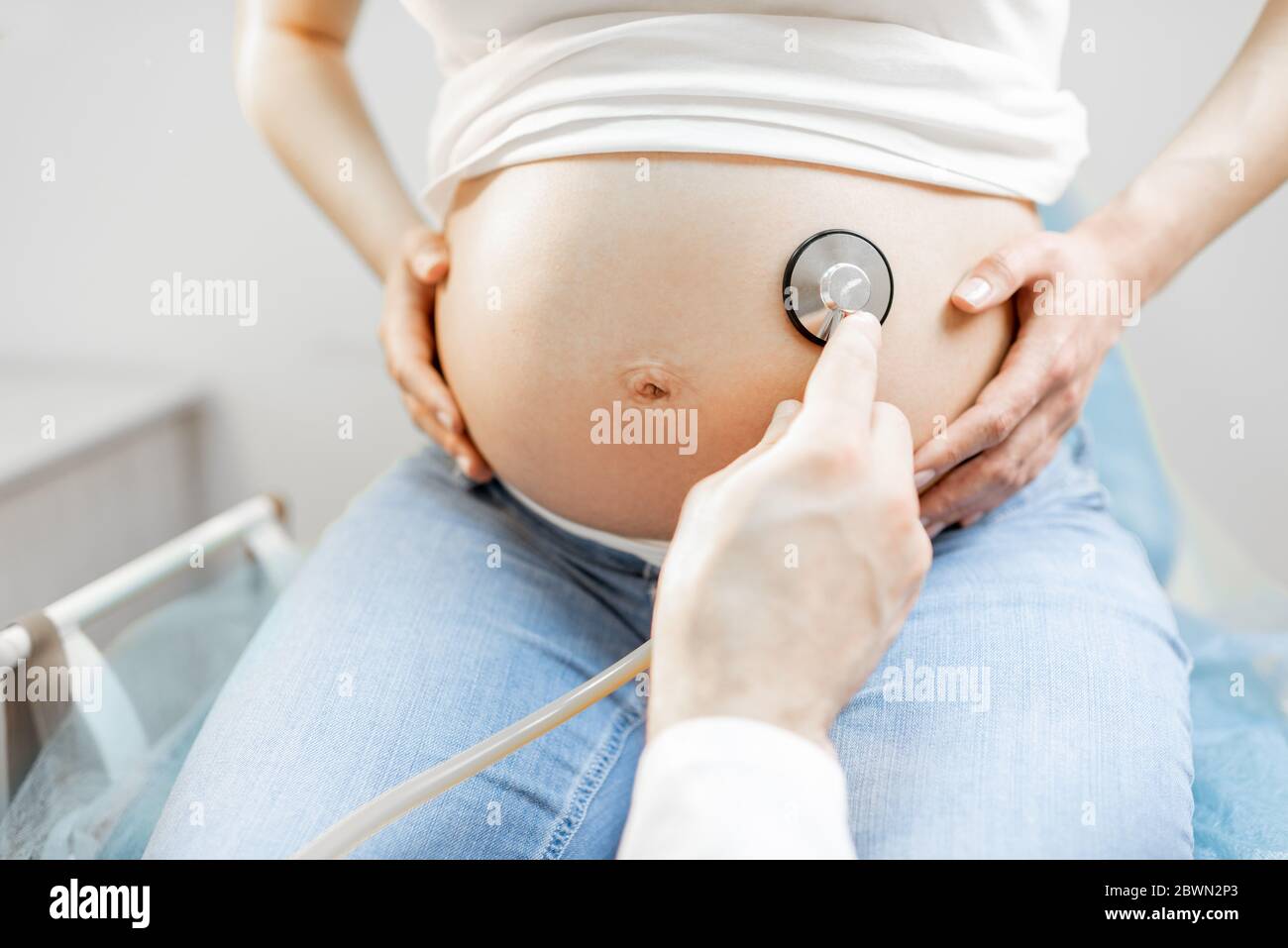 Médecin écoutant le ventre d'une femme enceinte avec un stéthoscope lors  d'un examen médical au bureau. Concept de soins médicaux et de santé  pendant la grossesse photo – Adulte Photo sur Unsplash