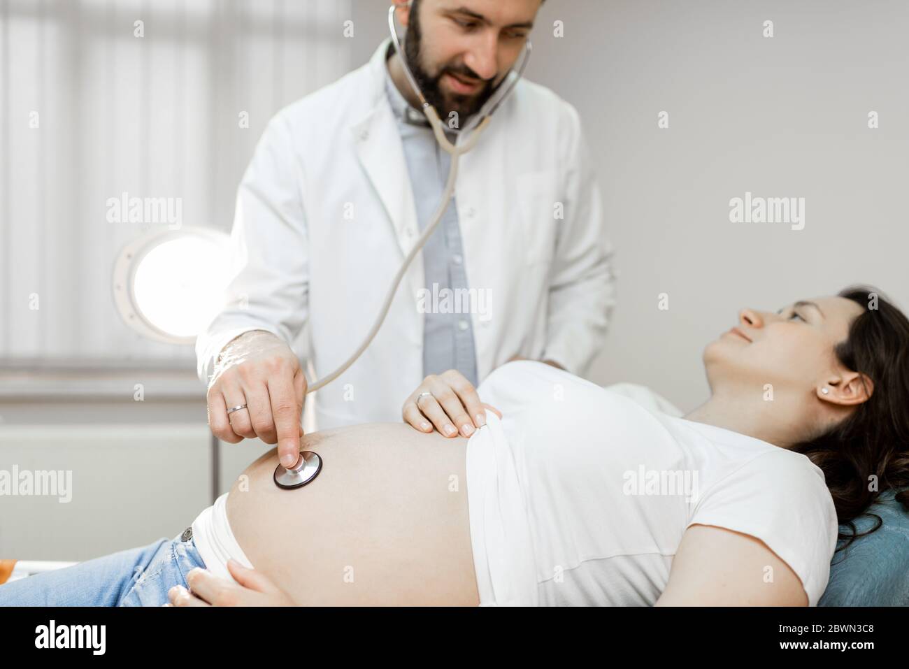 Médecin écoutant le ventre d'une femme enceinte avec un stéthoscope lors  d'un examen médical au bureau. Concept de soins médicaux et de santé  pendant la grossesse photo – Adulte Photo sur Unsplash