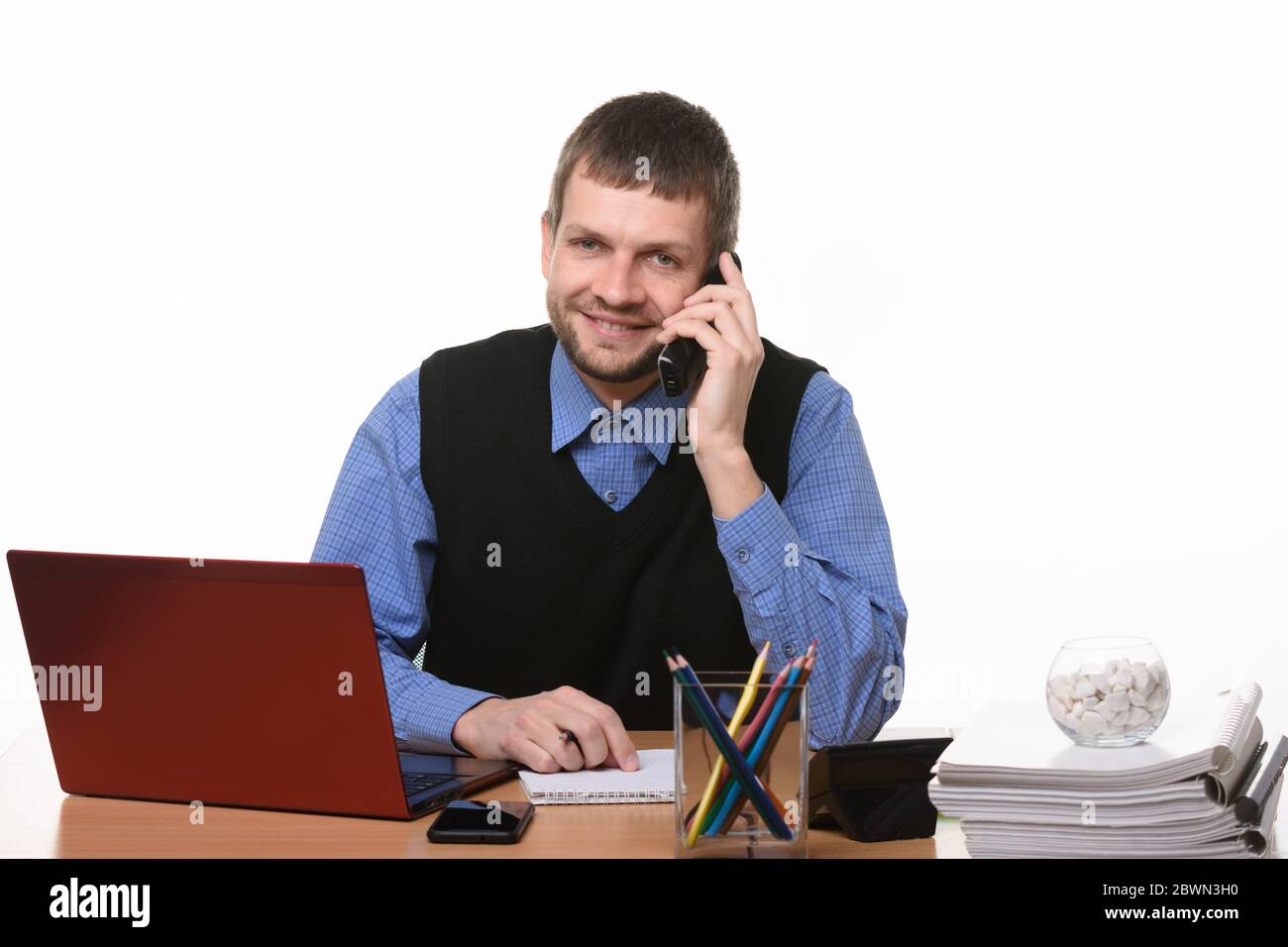 L'entrepreneur parle au téléphone au bureau sur fond blanc Banque D'Images