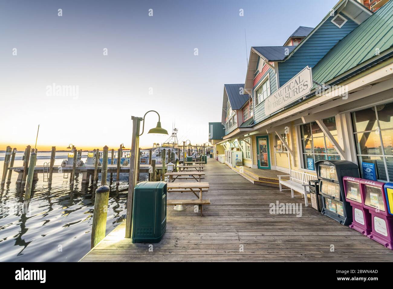 DESTIN, FLORIDE - 2016 FÉVRIER : promenade de destin Harbour au coucher du soleil avec boutiques et océan. Banque D'Images