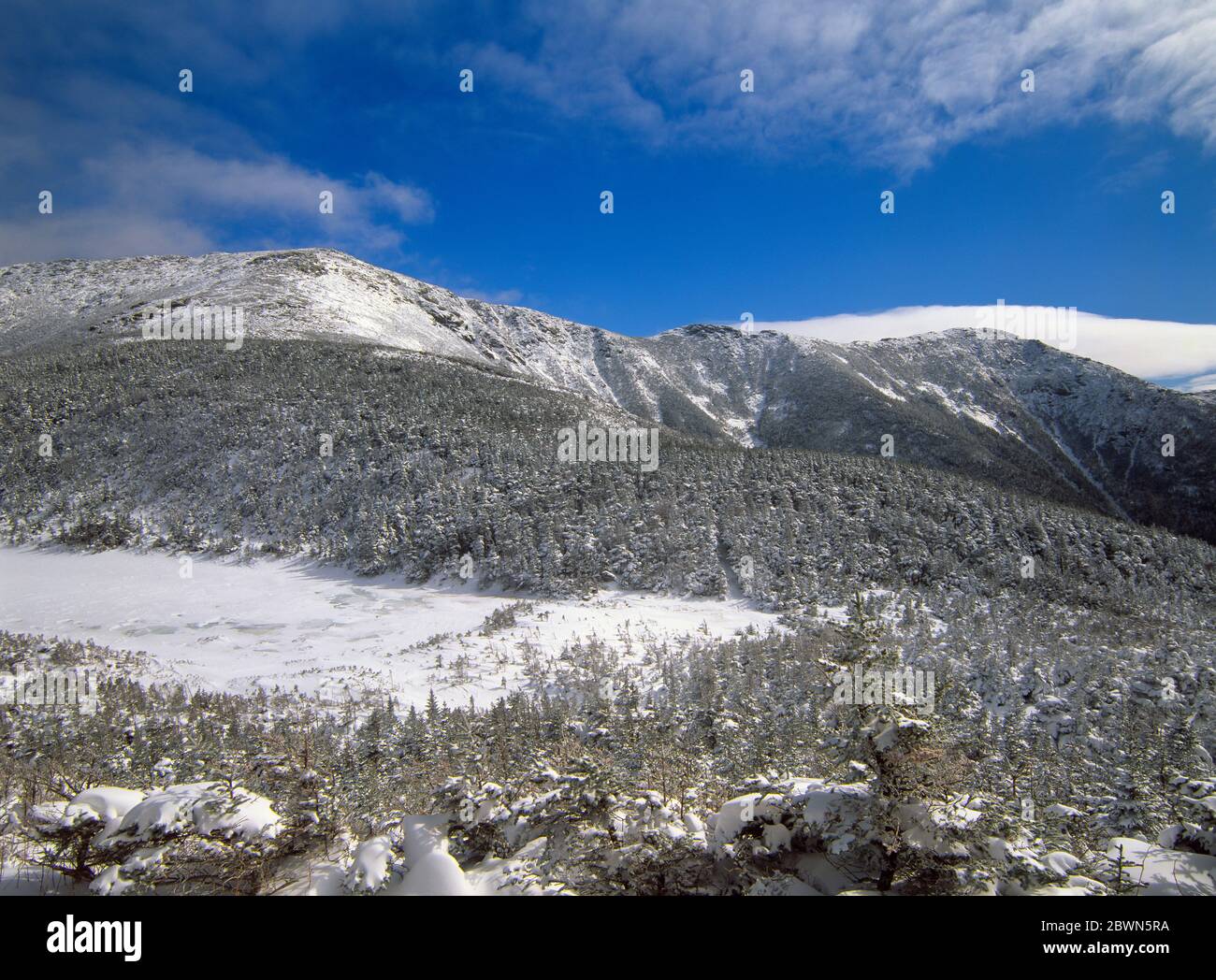 La neige couvrait Eagle Lake avec Franconia Ridge en arrière-plan, le long de Greenleaf Trail, dans les White Mountains du New Hampshire. Banque D'Images