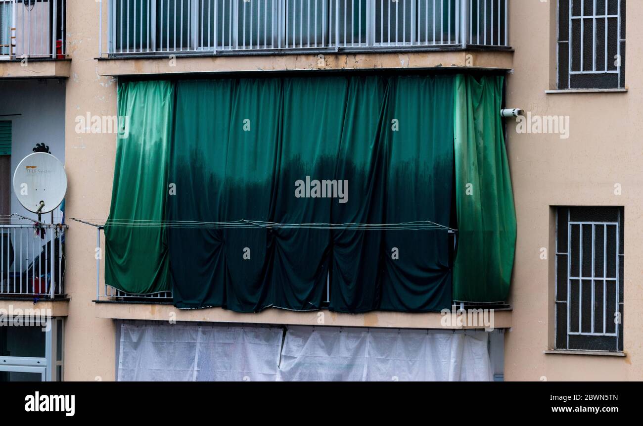 mouillez les rideaux sous la pluie Banque D'Images