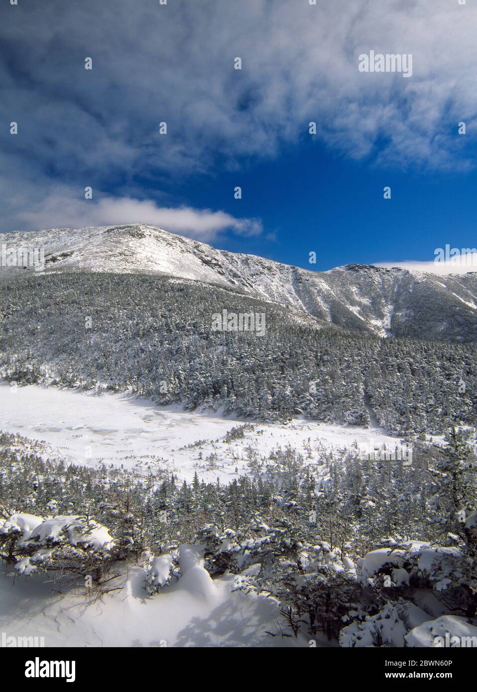 La neige couvrait Eagle Lake avec Franconia Ridge en arrière-plan, le long de Greenleaf Trail, dans les White Mountains du New Hampshire. Banque D'Images