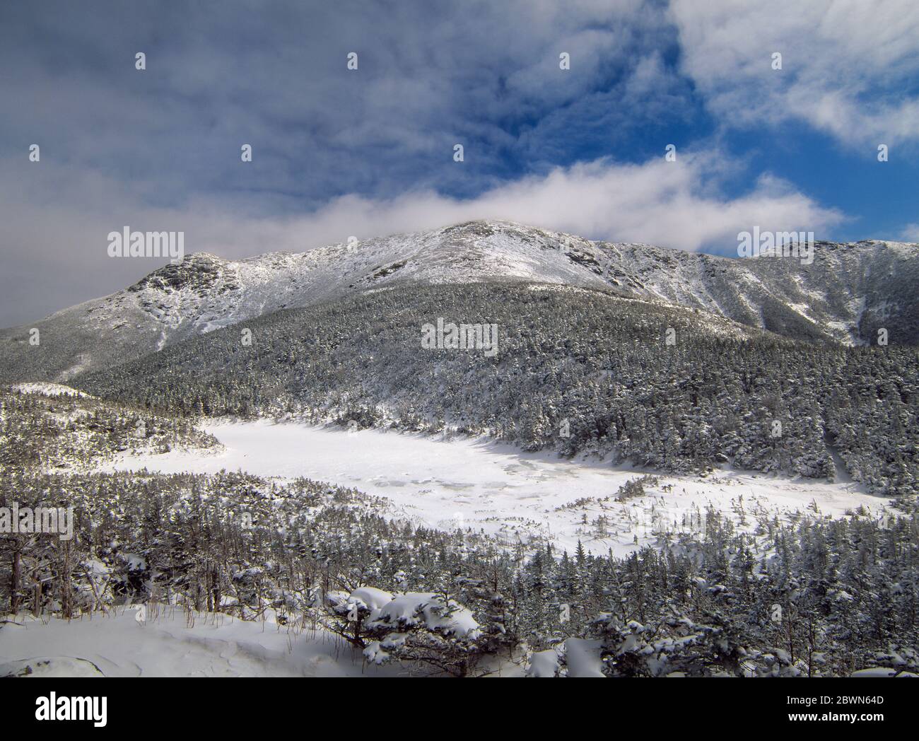 La neige couvrait Eagle Lake avec Mount Lafayette en arrière-plan depuis le sentier Greenleaf Trail dans les White Mountains du New Hampshire. Banque D'Images