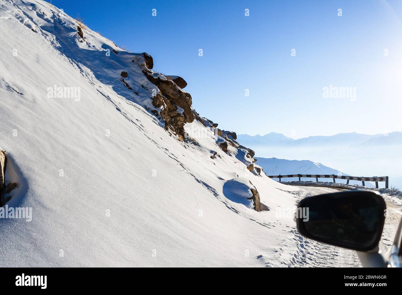 Routes dangereuses couvertes dans les montagnes enneigées du Ladakh, en Inde. Paysage de beauté naturelle dans la vallée de Nubra à Ladakh, Inde. Célèbre lieu touristique Inde. Banque D'Images