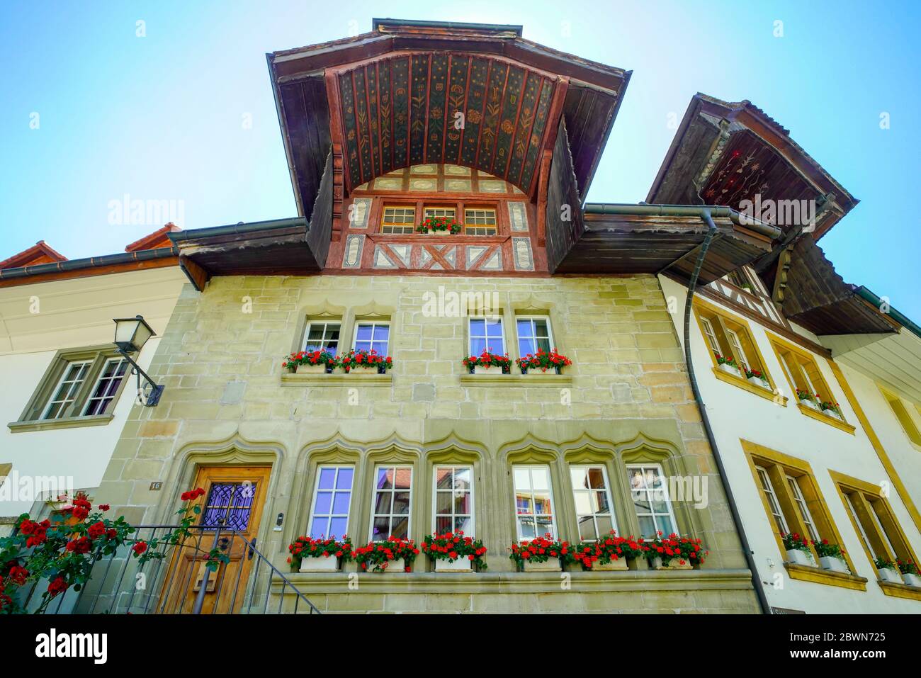 Hous avec plafond peint par Schlossgasse à Murten (Morat). Canton de Fribourg, Suisse. Banque D'Images