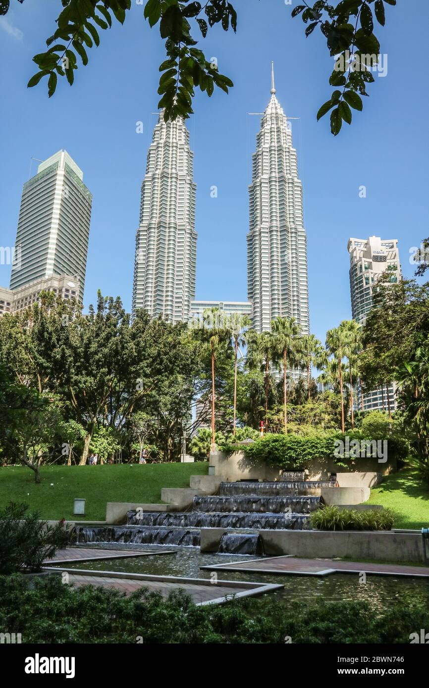 KUALA LUMPUR, MALAISIE - 29 NOVEMBRE 2019 : vue sur les tours Petronas, également connues sous le nom de Menara Petronas, depuis le parc central de Kuala Lumpur, en Malaisie. Banque D'Images