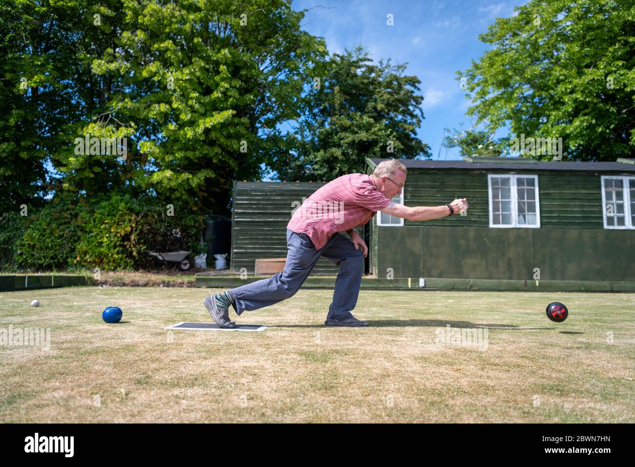 Willingham Cambridgeshire, Royaume-Uni. 2 juin 2020. Les membres du club de bowling de Willingham participent à un reboul sur le green local car le confinement de la quarantaine Covid 19 est levé et les règles permettent le début de certains sports de plein air. Les matchs de compétition ne sont toujours pas autorisés car les voies sont laissées inoccupées pour permettre la prise de distance sociale. Crédit : Julian Eales/Alay Live News Banque D'Images