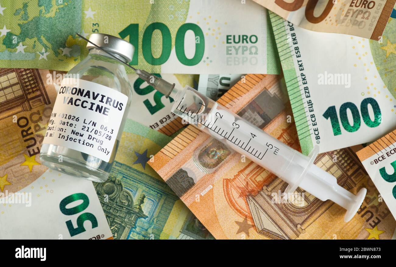 Coronavirus Covid-19 vaccin prix / coût concept - flacon en verre avec capuchon argenté sur pile de billets de banque euro, seringue près, détail de gros plan (autocollant d Banque D'Images