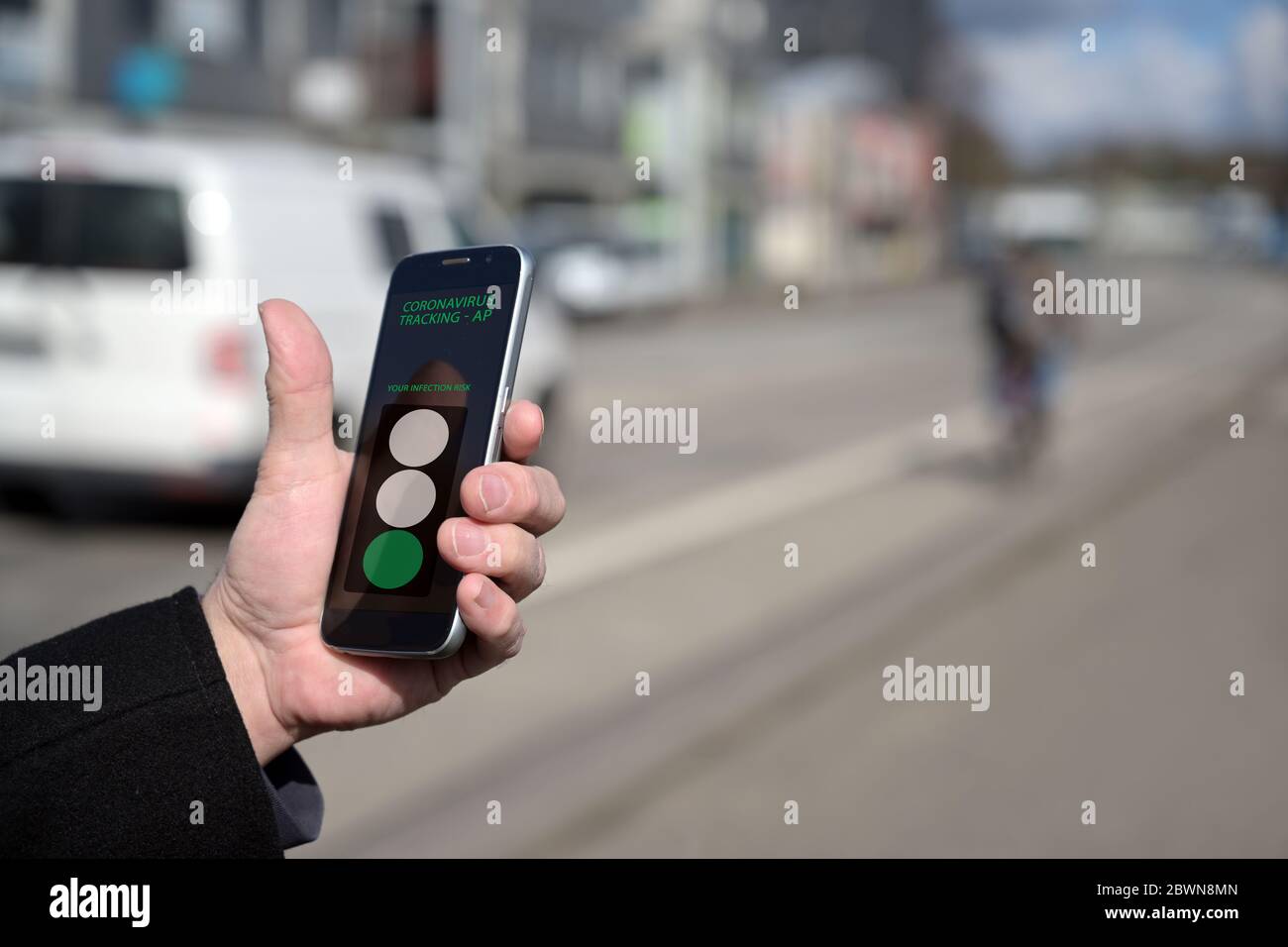 La main d'un homme vérifie son smartphone avec une application de suivi des coronavirus, qui surveille les contacts entre les personnes et montre le risque d'infection, blurr Banque D'Images