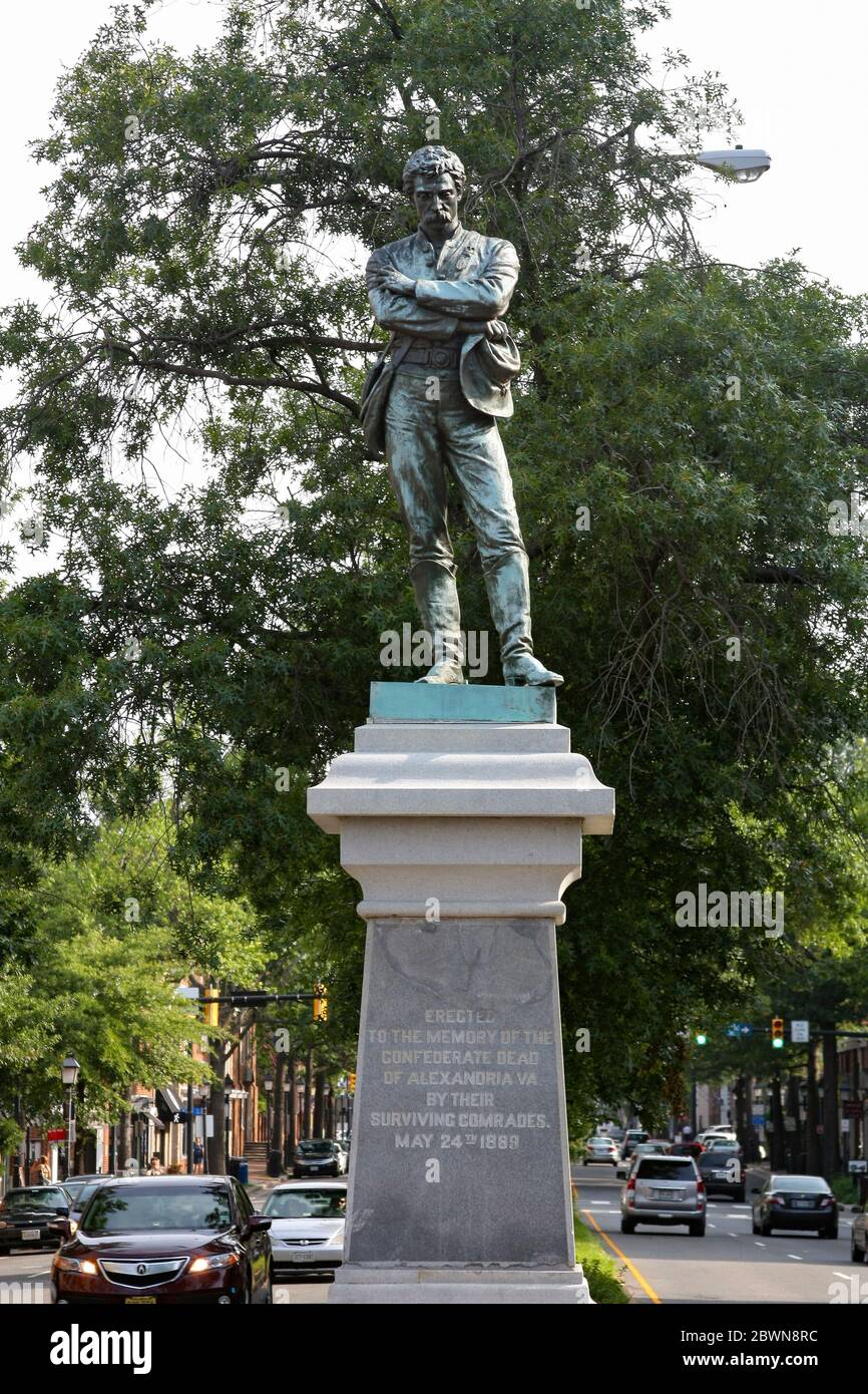 Un monument confédéré se trouvait à l'intersection des rues Washington et Prince à Alexandrie de 1889 à 2020. La statue est intitulée « Appomattox ». Banque D'Images