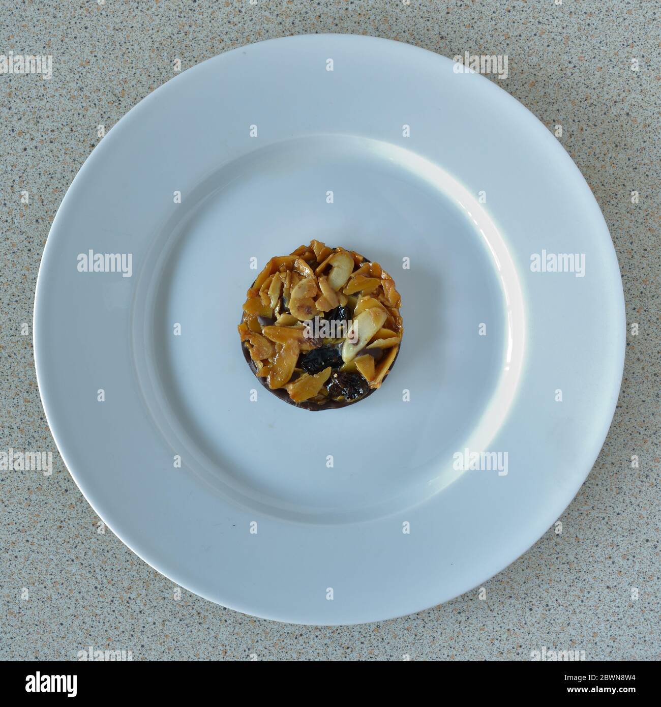 Vue aérienne en haut d'une florentine sur une petite assiette ronde blanche Banque D'Images
