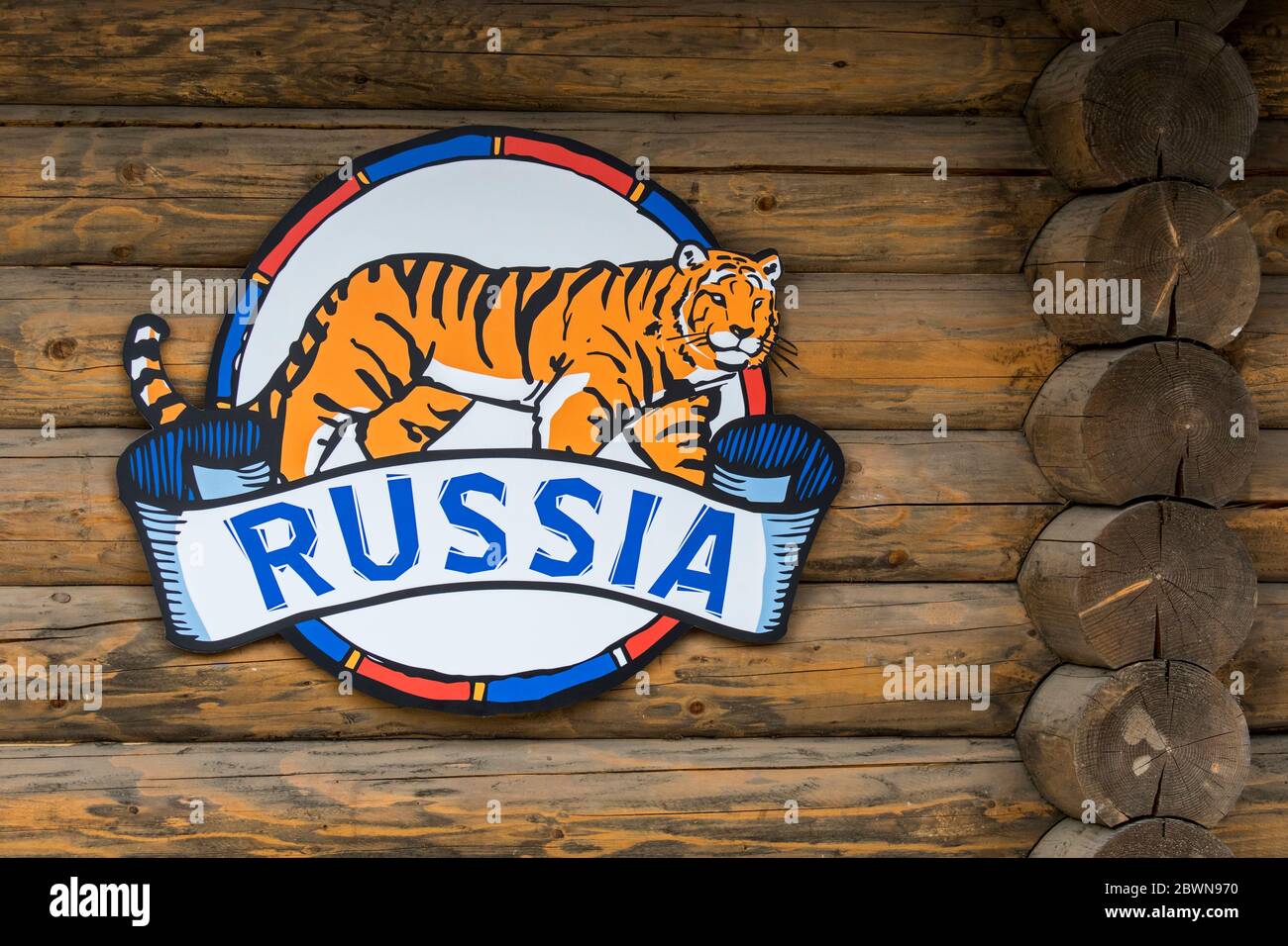 Russie / emblème russe / insigne avec symbole tigre accroché sur le mur en bois de la cabine en rondins Banque D'Images