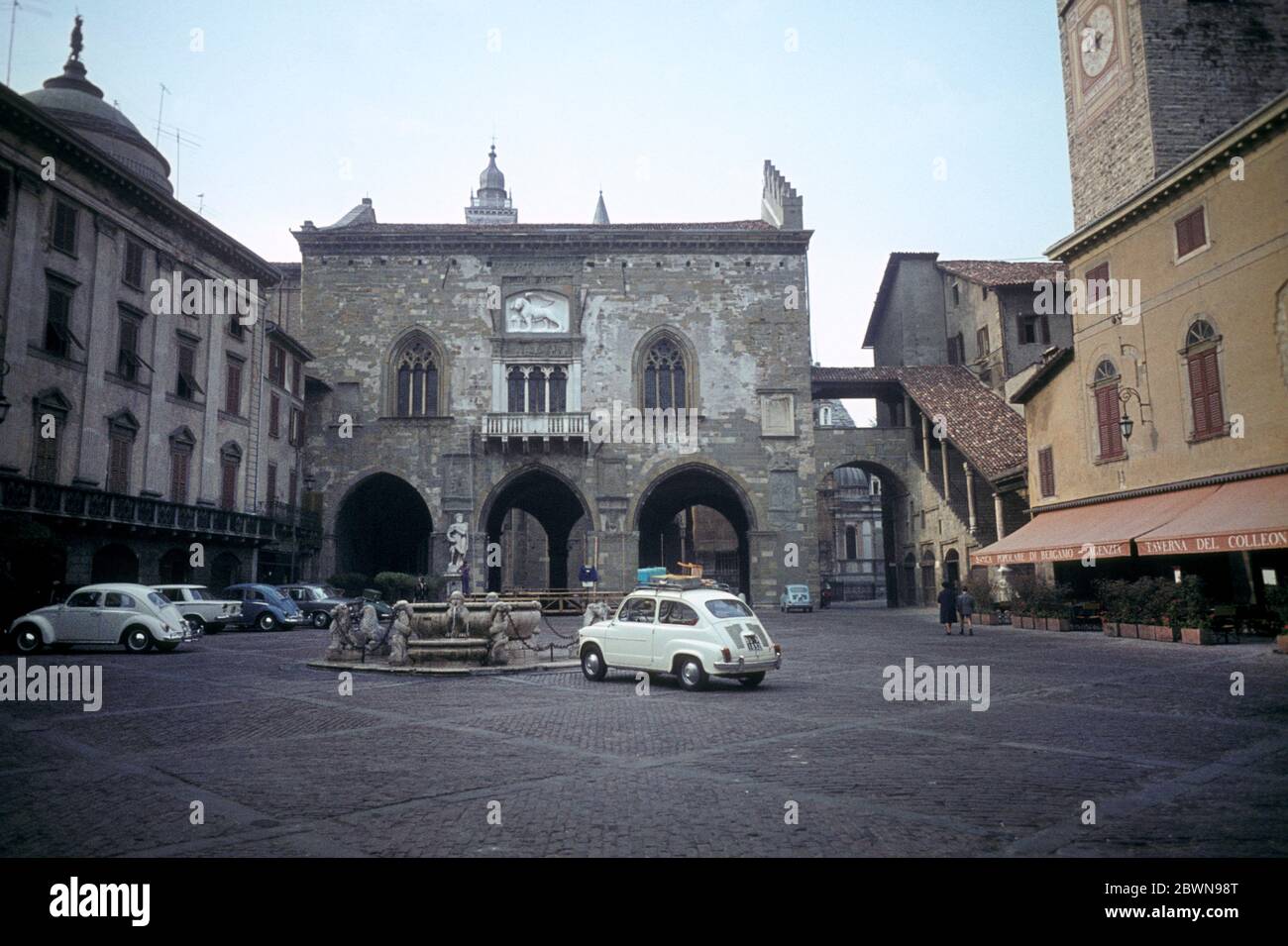 Piazza Vecchia et la tour de l'horloge Campanone du XIIe siècle à Bergame, Lombardie, Italie en photo en 1966 Banque D'Images