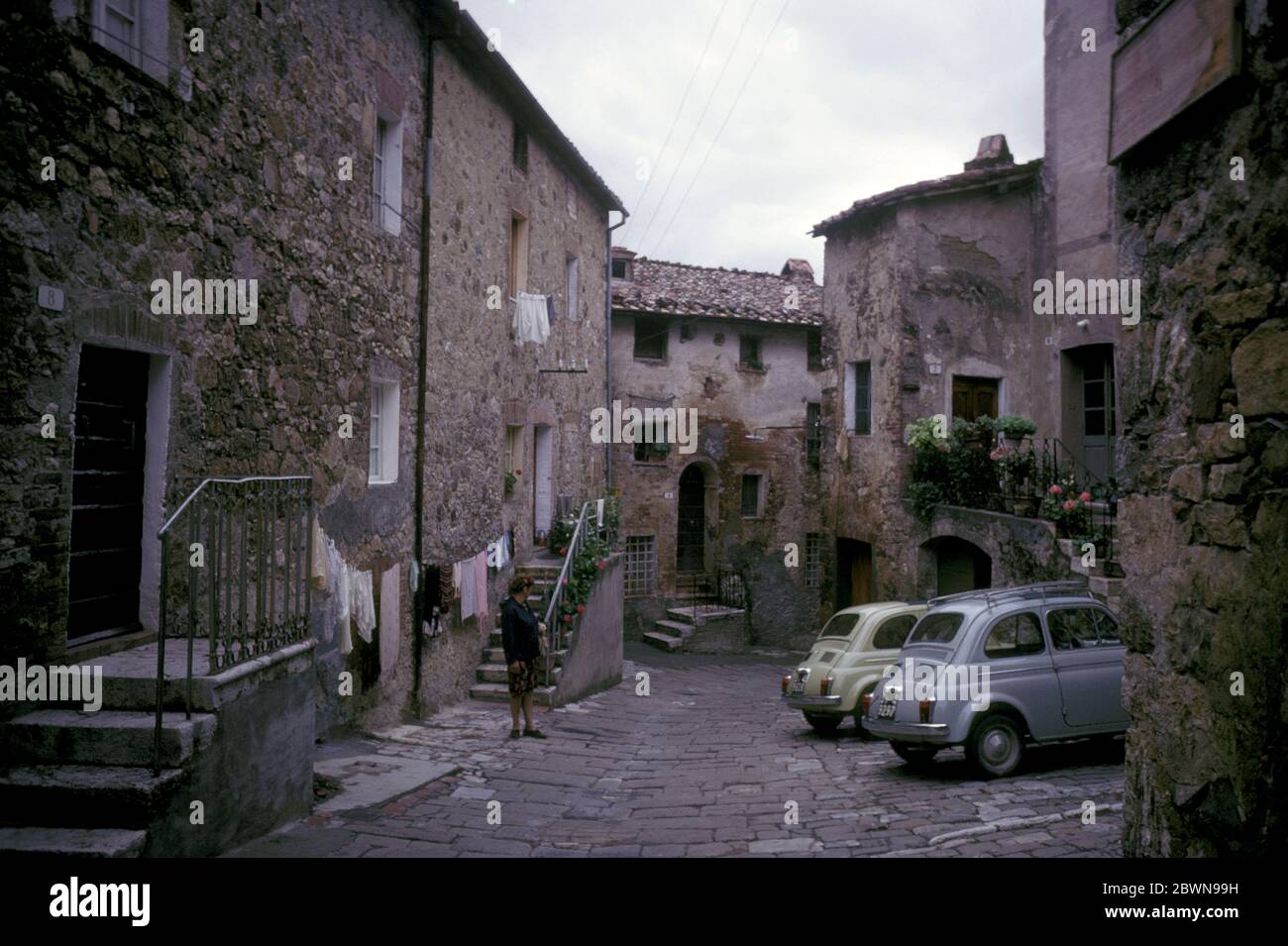 Maisons et voitures dans la ville de Castiglione d'Orcia, Toscane, Italie en photo en 1966 Banque D'Images