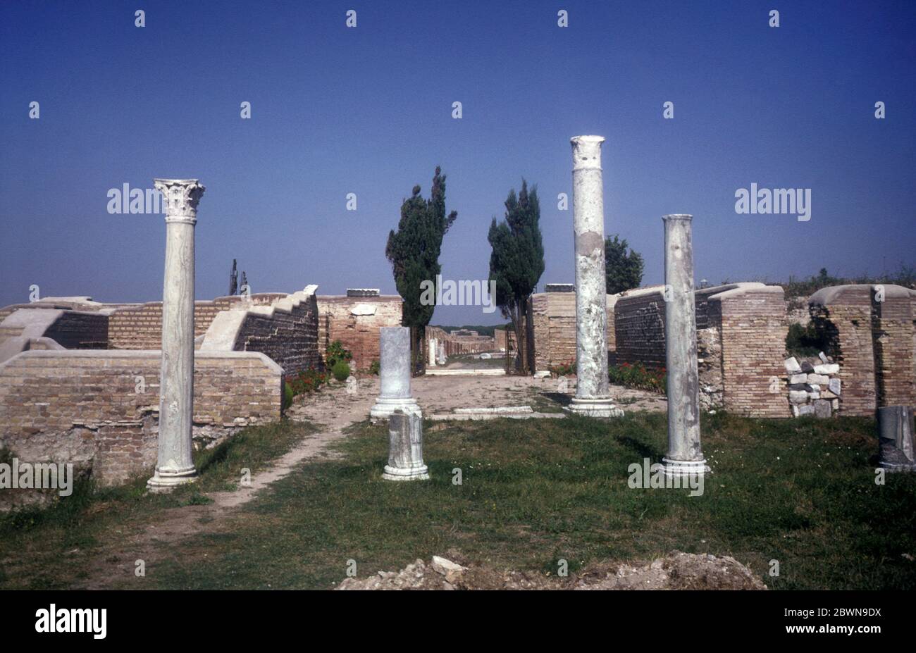 Ostia Antica, un grand site archéologique romain, près de la ville moderne d'Ostia près de Rome, en Italie. Vue sur les ruines de la basilique chrétienne qui date de la fin du 4ème siècle après J.-C. Banque D'Images