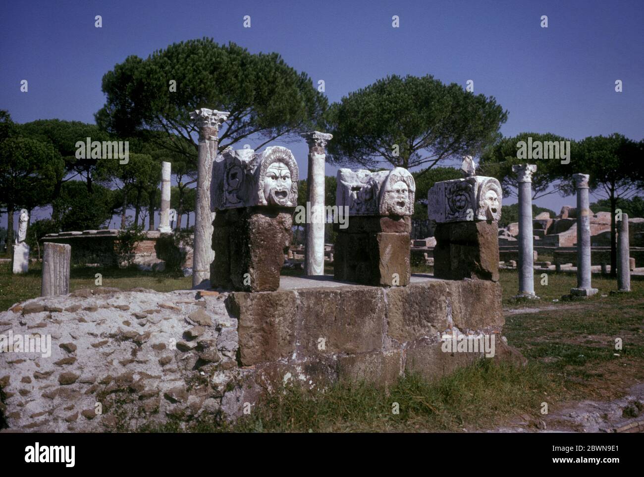 Ostia Antica, un grand site archéologique romain, près de la ville moderne d'Ostia près de Rome, en Italie. Vue sur les ruines de la basilique chrétienne qui date de la fin du 4ème siècle après J.-C. Banque D'Images