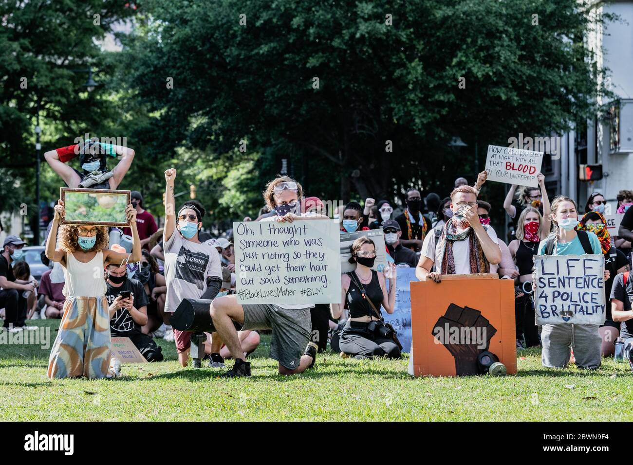 Columbia, Caroline du Sud - Etats-Unis - 1er juin 2020 : les manifestants de Columbia protestent pacifiquement sur le terrain de la maison d'État de Caroline du Sud pour protester contre la brutalité policière contre les minorités et la mort récente de George Floyd. George Floyd a été tué le 25 mai 2020 à Minneapolis, MN, alors qu'il était en garde à vue. Les spectateurs regardaient Floyd exprimer sa difficulté à respirer tandis que l'officier Derek Chauvin se mit à genoux sur son cou pendant neuf minutes. Sa mort a suscité des manifestations dans le monde entier. Banque D'Images