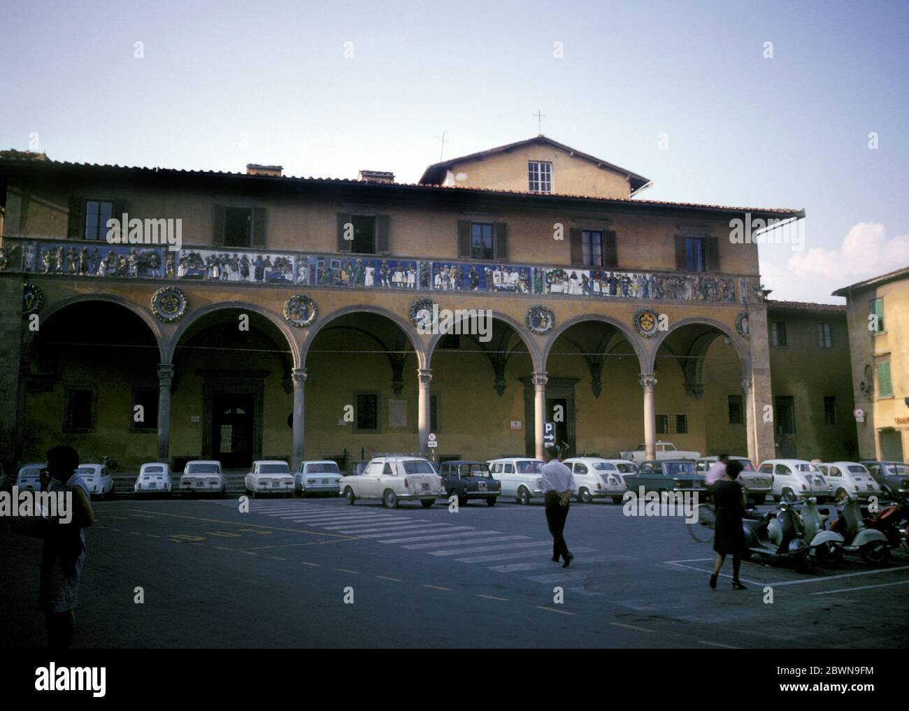 Ospedale del Ceppo à Pistoia, Italie - un hôpital fondé en 1277. La façade date de 1525 par le sculpteur Santi Buglioni et est décorée et présente les sept œuvres de miséricorde. L'hôpital représenté ici en 1966. Banque D'Images
