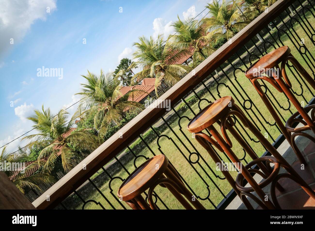 Tabourets de bar sur la terrasse d'été dans le café tropical Banque D'Images