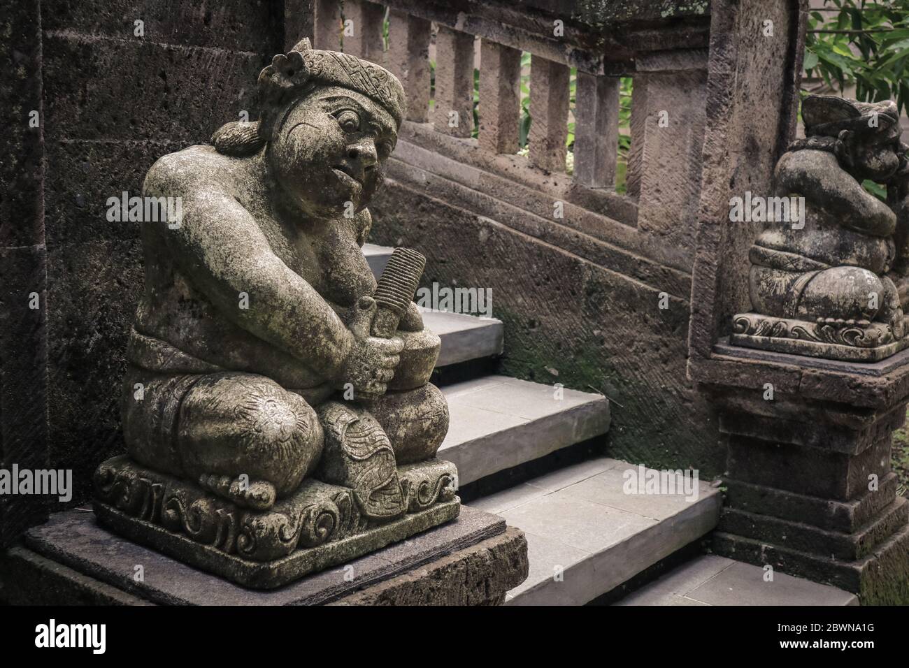 Sculpture traditionnelle en pierre balinaise pour la décoration de maisons et de temples à Bali, Indonésie Banque D'Images