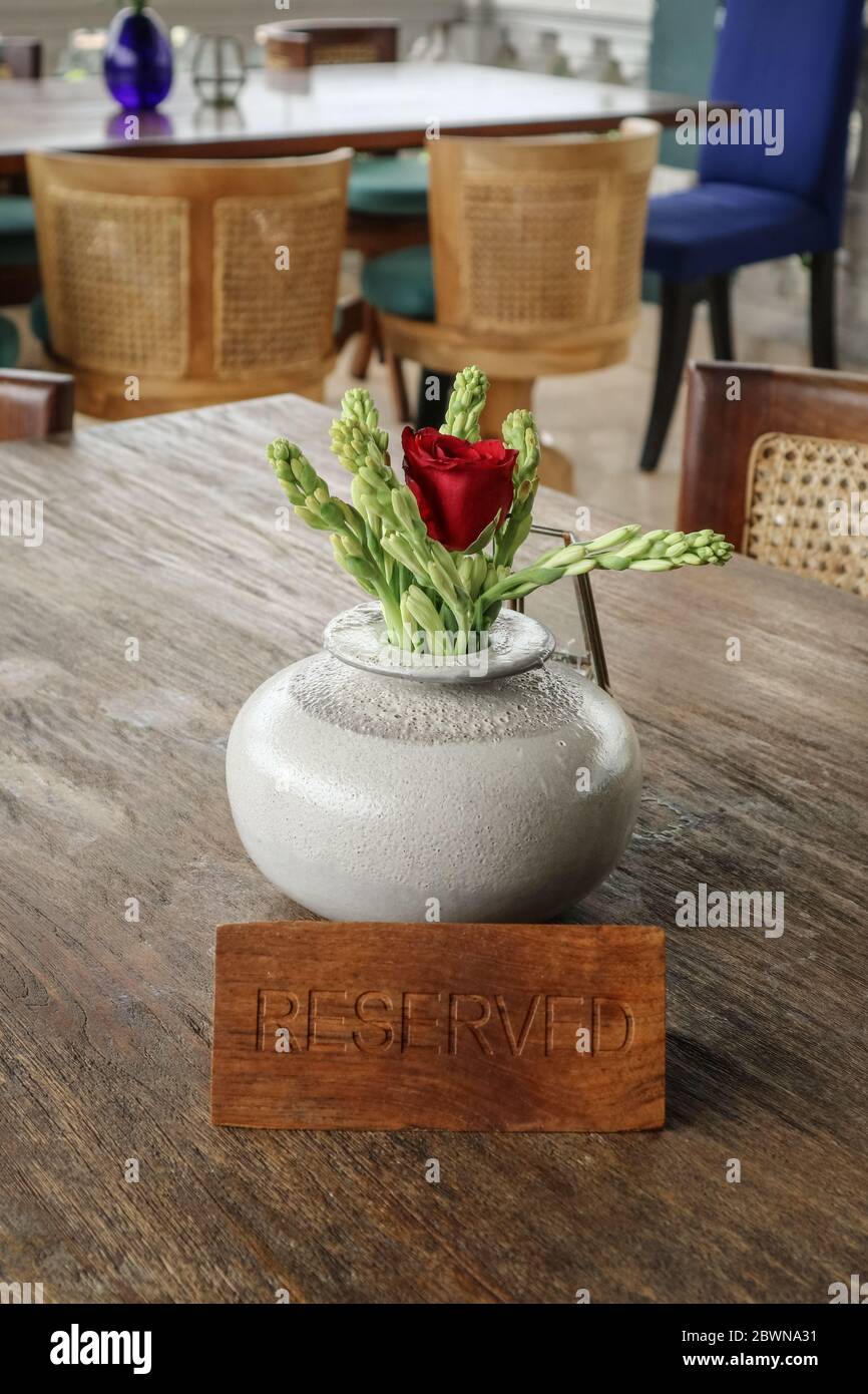 Panneau réservé en bois sur une table dans le restaurant tropical Banque D'Images