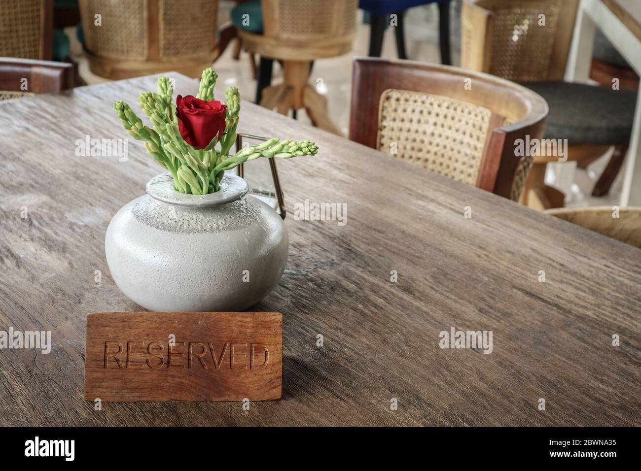 Panneau réservé en bois sur une table dans le restaurant tropical Banque D'Images