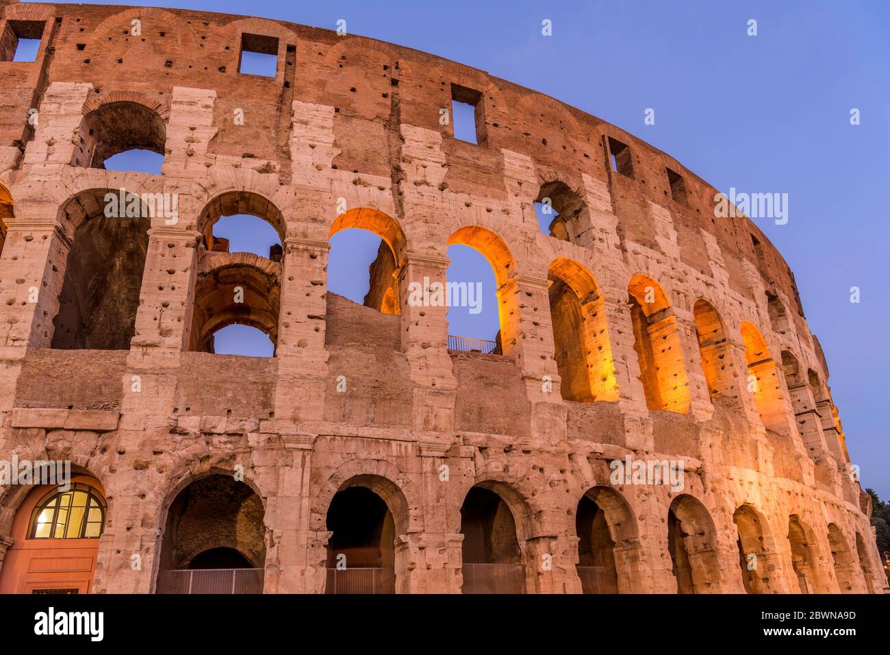 Mur extérieur du Colisée - vue rapprochée à angle bas de la partie supérieure du mur sud-ouest du Colisée, contre un ciel bleu clair. Rome, Italie. Banque D'Images