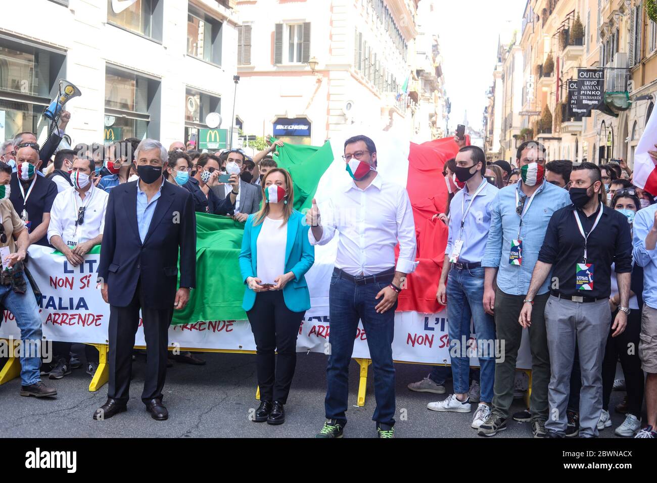 (R-L) Chef du parti Lega, Matteo Salvini, chef du parti Fratelli d'Italia (FDI), Giorgia Meloni et co-fondateur du parti Forza Italia (FI), Antonio Tajani marche pendant la manifestation de centre-droit contre le gouvernement à la Piazza del Popolo donnant une voix à l'opposition et «aux nombreux Italiens qui veulent être entendus. Banque D'Images