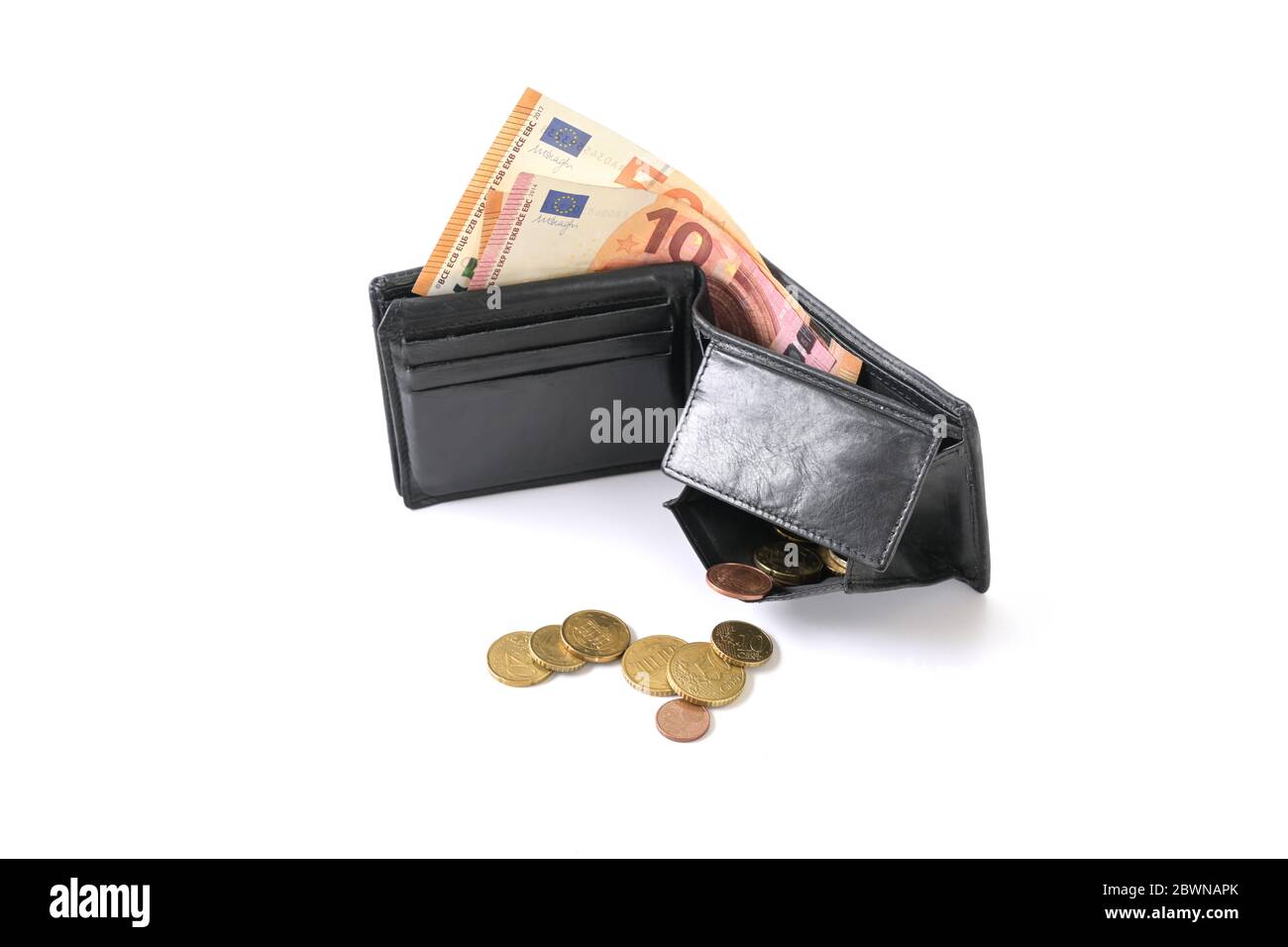 Portefeuille ouvert avec quelques pièces et billets en euros, chèque d'argent dans une crise économique, isolé sur fond blanc, foyer sélectif Banque D'Images