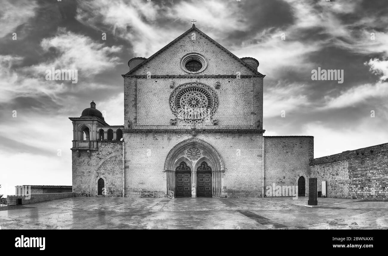 Façade de la Basilique Papale de Saint François d'Assise, l'un des plus importants lieux de pèlerinage chrétien en Italie. Site du patrimoine mondial de l'UNESCO Banque D'Images