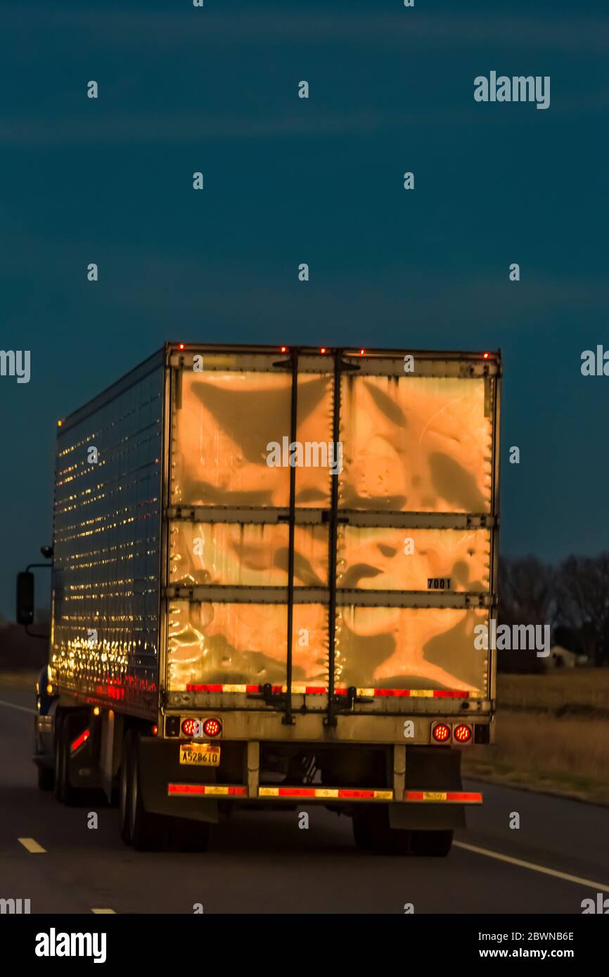 Transport de fret semi-routier le long de l'Interstate 80 en direction de l'est via Nebraska, États-Unis [aucune autorisation de l'hôtel ; disponible uniquement pour les licences éditoriales] Banque D'Images