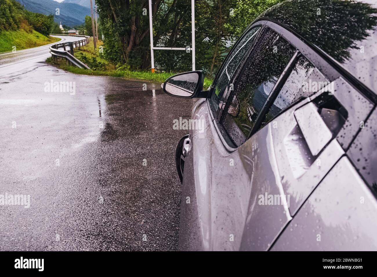 Voiture debout sur la route de la petite campagne le jour de pluie. Voyage en voiture, voyage en voiture Banque D'Images
