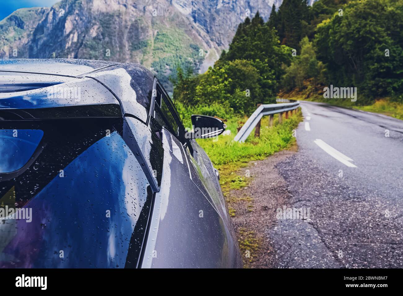 Voiture debout sur la route de la petite campagne le jour de pluie. Voyage en voiture, voyage en voiture Banque D'Images