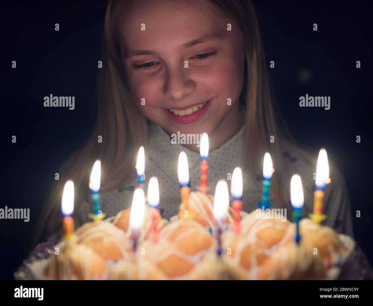 Joli Joyeux Anniversaire Feminin Avec Un Message D Ambiance Festive Et Rosette Rose Un Bouquet De Belles Tulipes Roses Fraiches Sur Un Fond Blanc Perspective Gros Plan Photo Stock Alamy